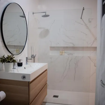 The Box - Design And Upscale With Balcony At Downtown Apartment *