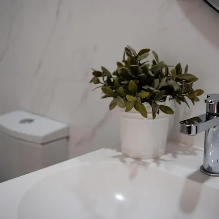 The Box - Design And Upscale With Balcony At Downtown