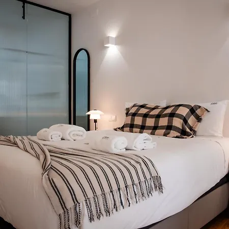 Designer Loft With Balcony In Historic Baixa